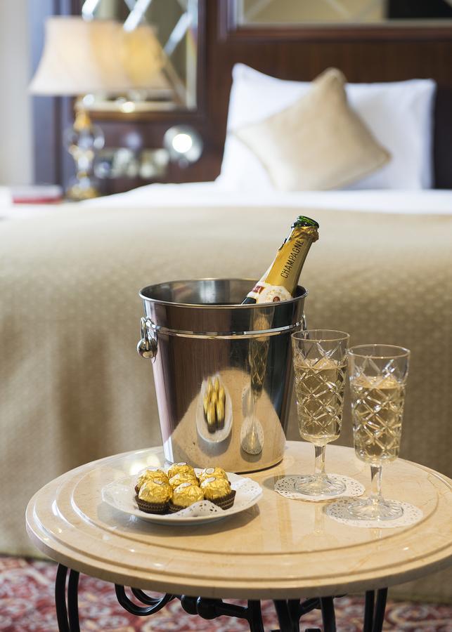 The George Street Hotel อ็อกซ์ฟอร์ด ภายนอก รูปภาพ Champagne in a champagne bucket