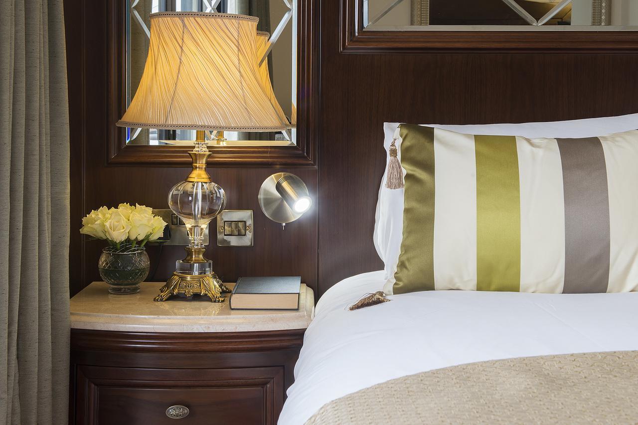 The George Street Hotel อ็อกซ์ฟอร์ด ภายนอก รูปภาพ A bedside table